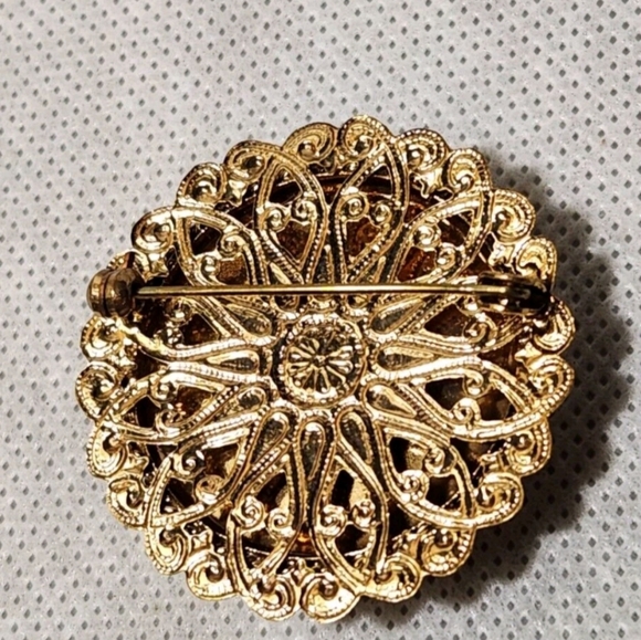 Vintage Petit Point Red Rose Flower Needlework Gold Tone Brooch Pin - Picture 3 of 3